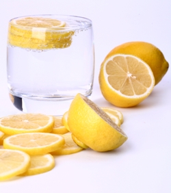 Похудение с помощью лимона. Вода с лимоном для похудения. Чай с лимоном для похудения